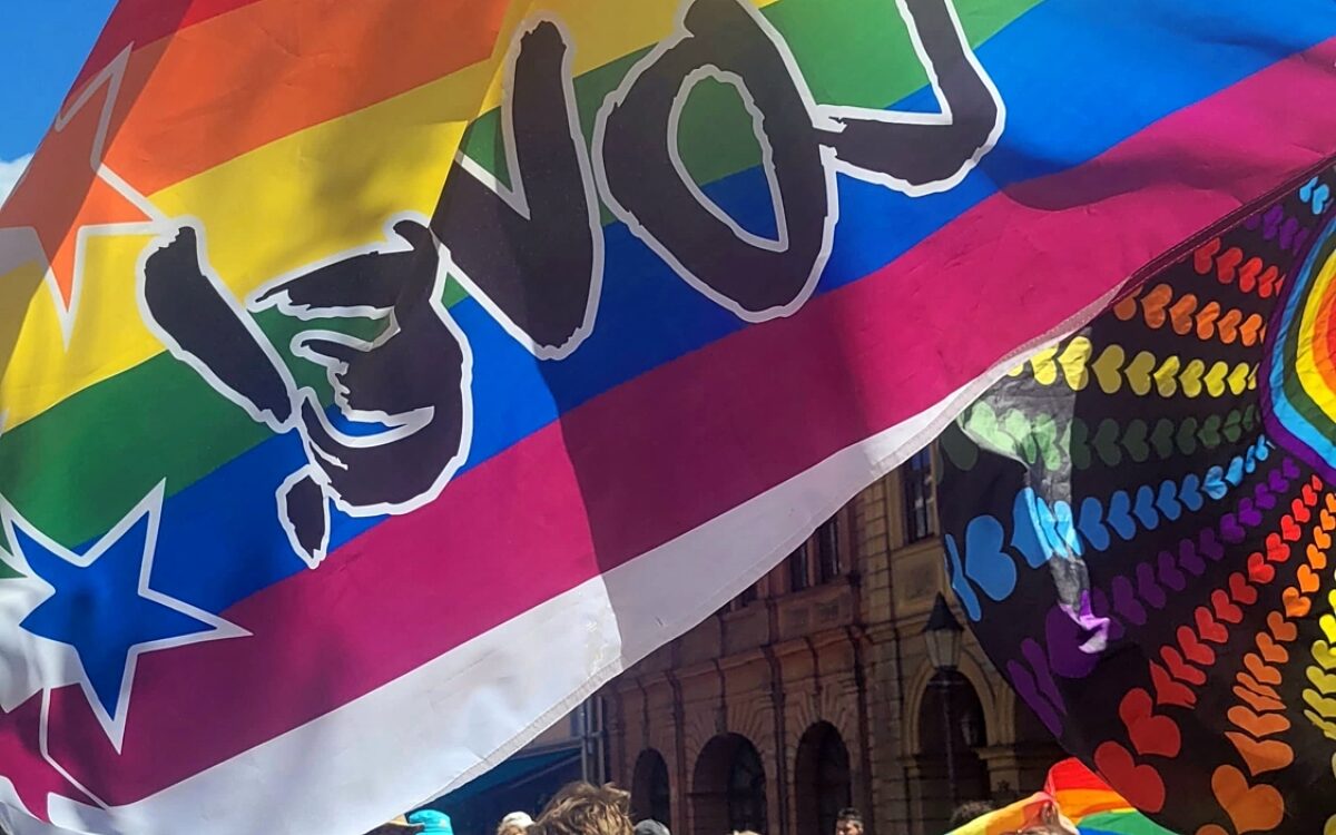 Eine bunte Flagge beim CSD in Wuerzburg 2025 Eine bunte Flagge beim CSD in Wuerzburg 2025