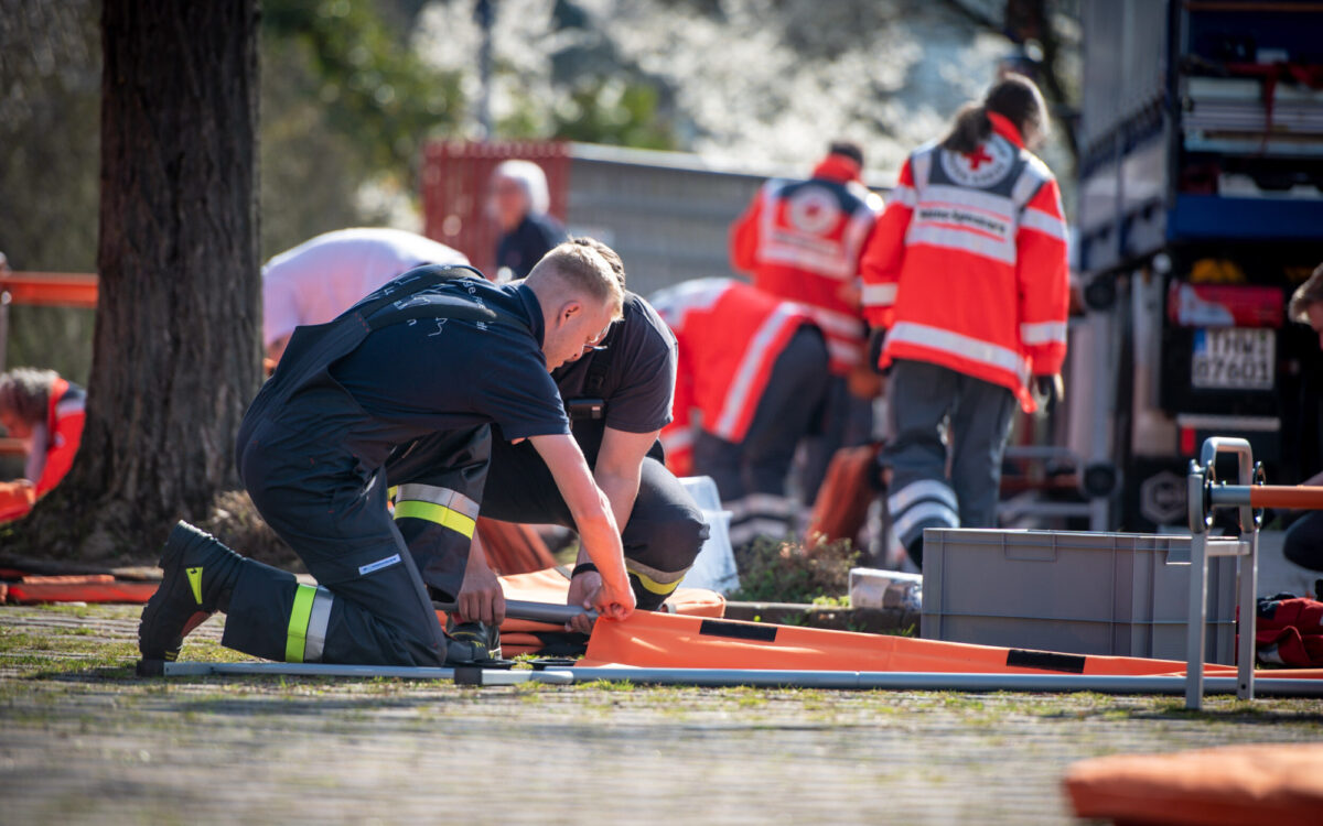 Einsatzkräfte beim Aufbau der Notunterkunft in der Spessarttorhalle Einsatzkräfte beim Aufbau der Notunterkunft in der Spessarttorhalle