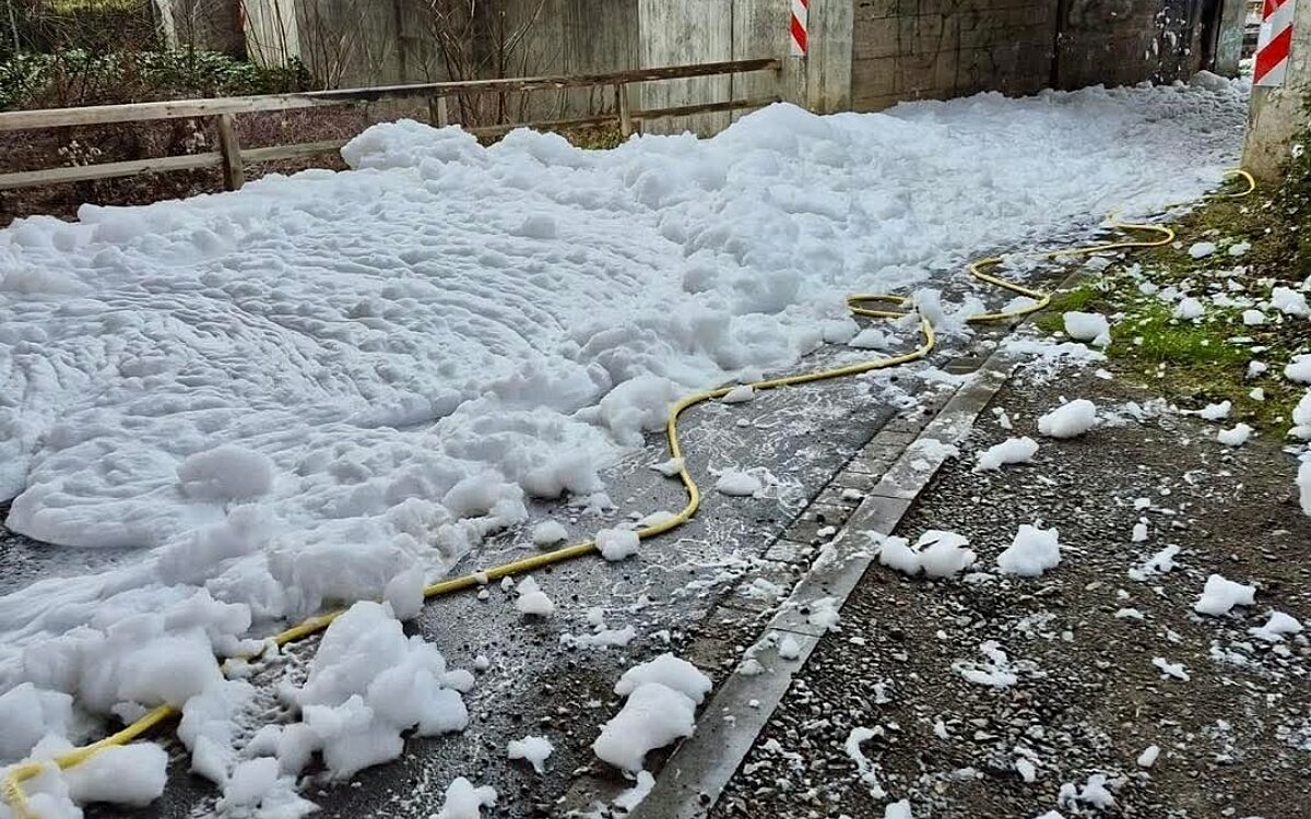 Schaum bedeckt die Tückelhäuser Straße in Ochsenfurt Schaum bedeckt die Tückelhäuser Straße in Ochsenfurt