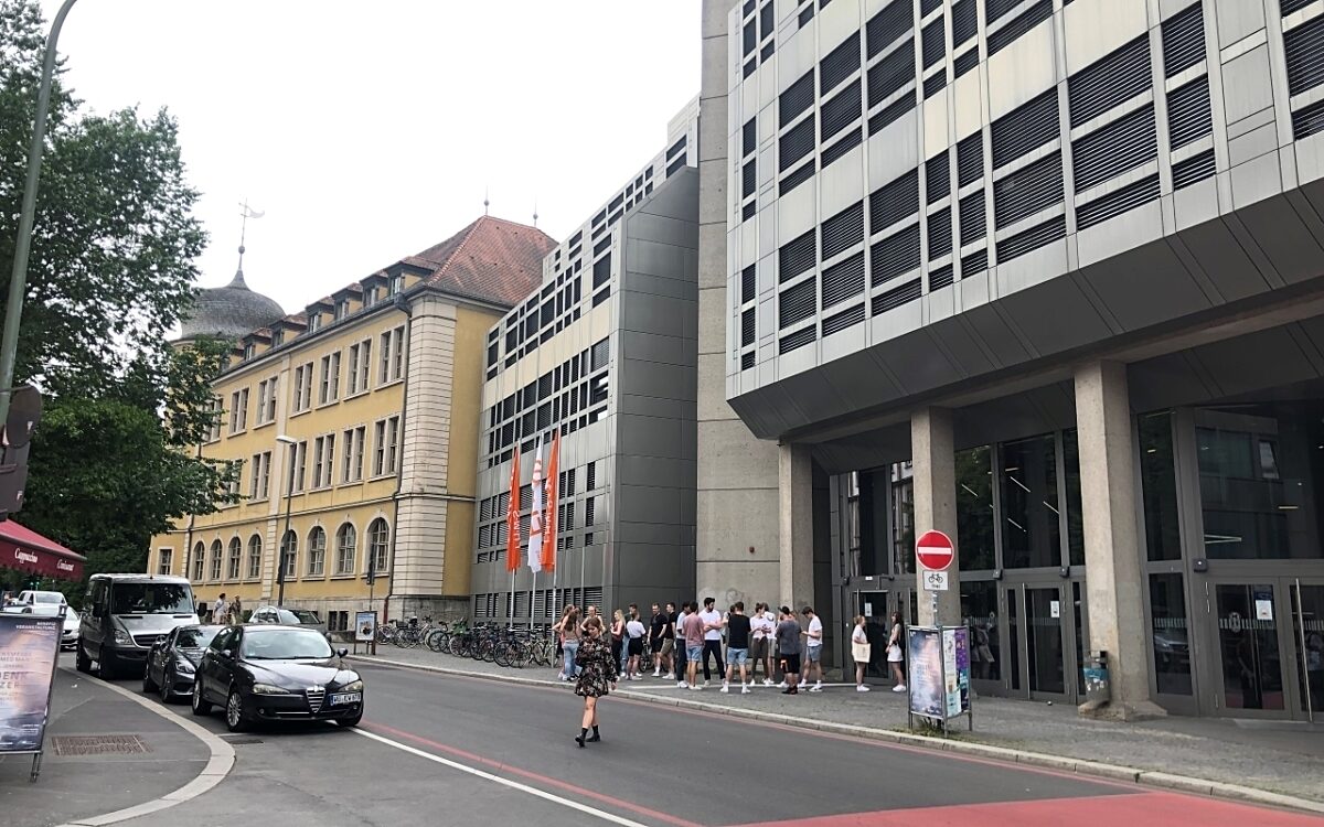 Studierende stehen vor der THWS in der Würzburger Münzstraße Studierende stehen vor der THWS in der Würzburger Münzstraße