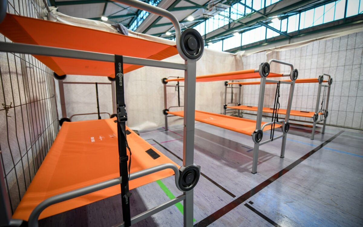 Feldbetten in der Notunterkunft in der Main Spessart Halle Feldbetten in der Notunterkunft in der Main Spessart Halle