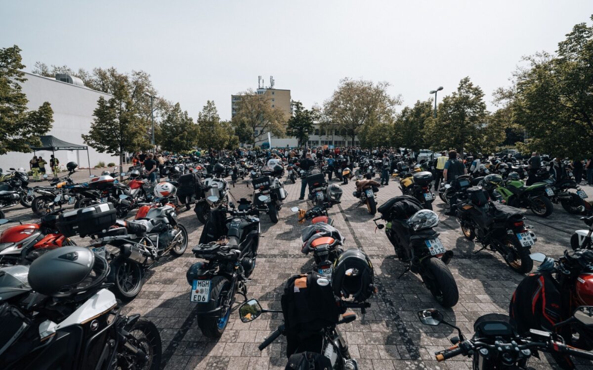 Motorräder des Projekts Fellows Ride stehen auf einem Parkplatz Motorräder des Projekts Fellows Ride stehen auf einem Parkplatz