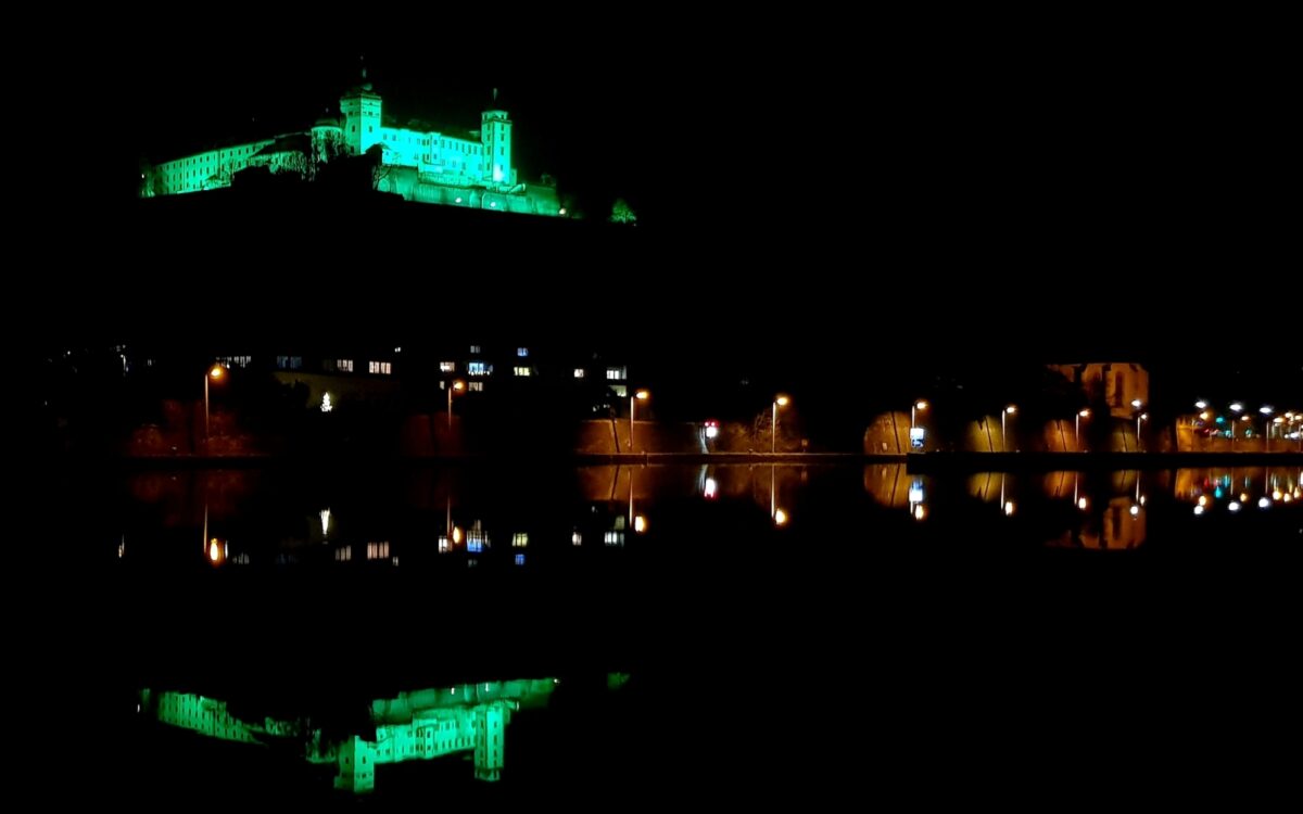 Das ist die Würzburger Festung grün angestrahlt Festung Würzburg grün