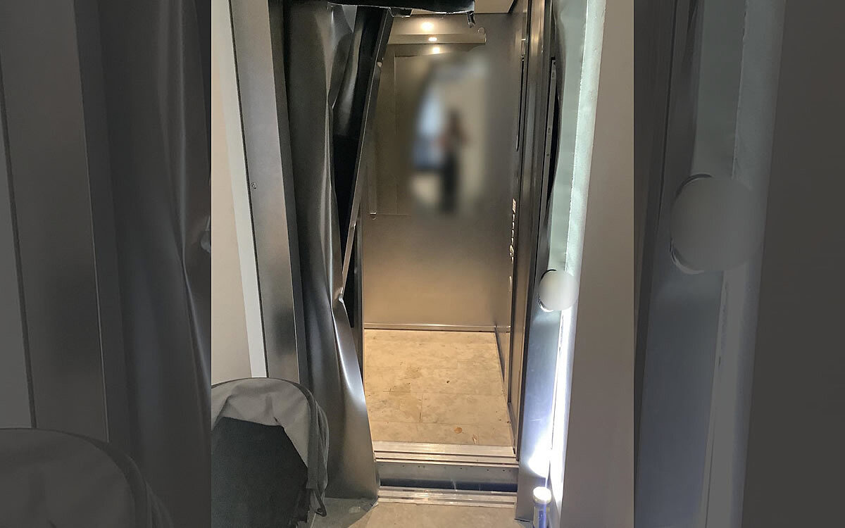 Die Würzburger Feuerwehr hat einen Aufzug mit Gewalt geöffnet Die Würzburger Feuerwehr hat einen Aufzug mit Gewalt geöffnet