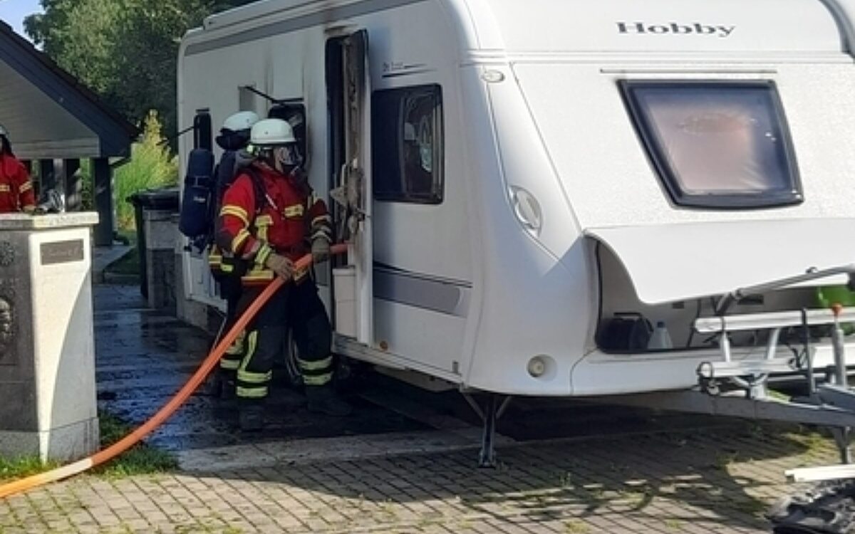 Feuerwehr beim loeschen eines Wohnwagenbrandes in Waigolshausen Foto Feuerwehr Waigolshausen Feuerwehr beim loeschen eines Wohnwagenbrandes in Waigolshausen Foto Feuerwehr Waigolshausen