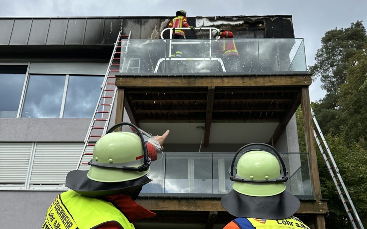 Feuerwehr in Lohr vor Mehrfamilienhaus Feuerwehr in Lohr vor Mehrfamilienhaus