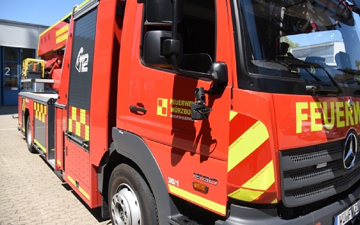 Das ist ein Einsatzfahrzeug der Würzburger Berufsfeuerwehr von vorne links fotografiert Das ist ein Einsatzfahrzeug der Würzburger Berufsfeuerwehr von vorne links fotografiert