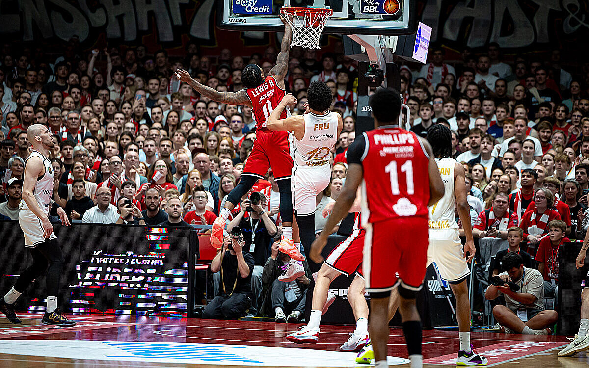 Fit One Wuerzburg baskets playoff Duell gegen Ulm Kampf am korb Fit One Wuerzburg baskets playoff Duell gegen Ulm Kampf am korb