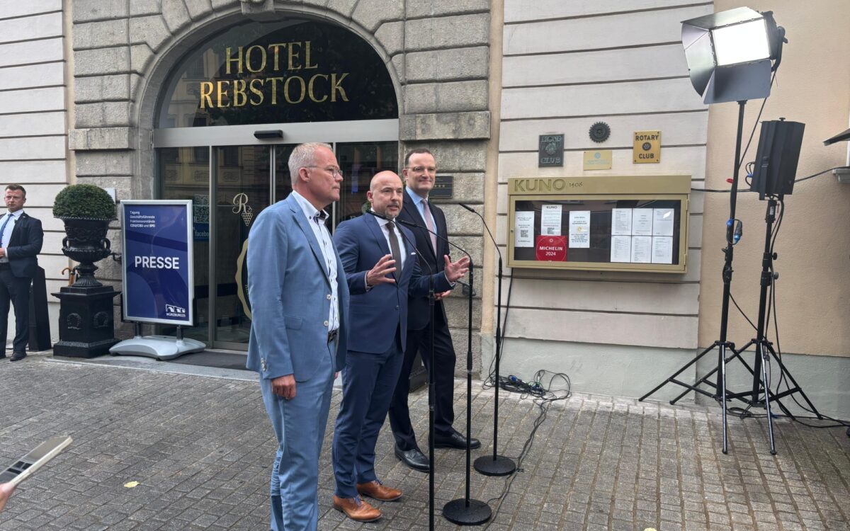 Fraktionsvorsitzende in Würzburg vor dem Hotel Rebstock Fraktionsvorsitzende in Würzburg vor dem Hotel Rebstock