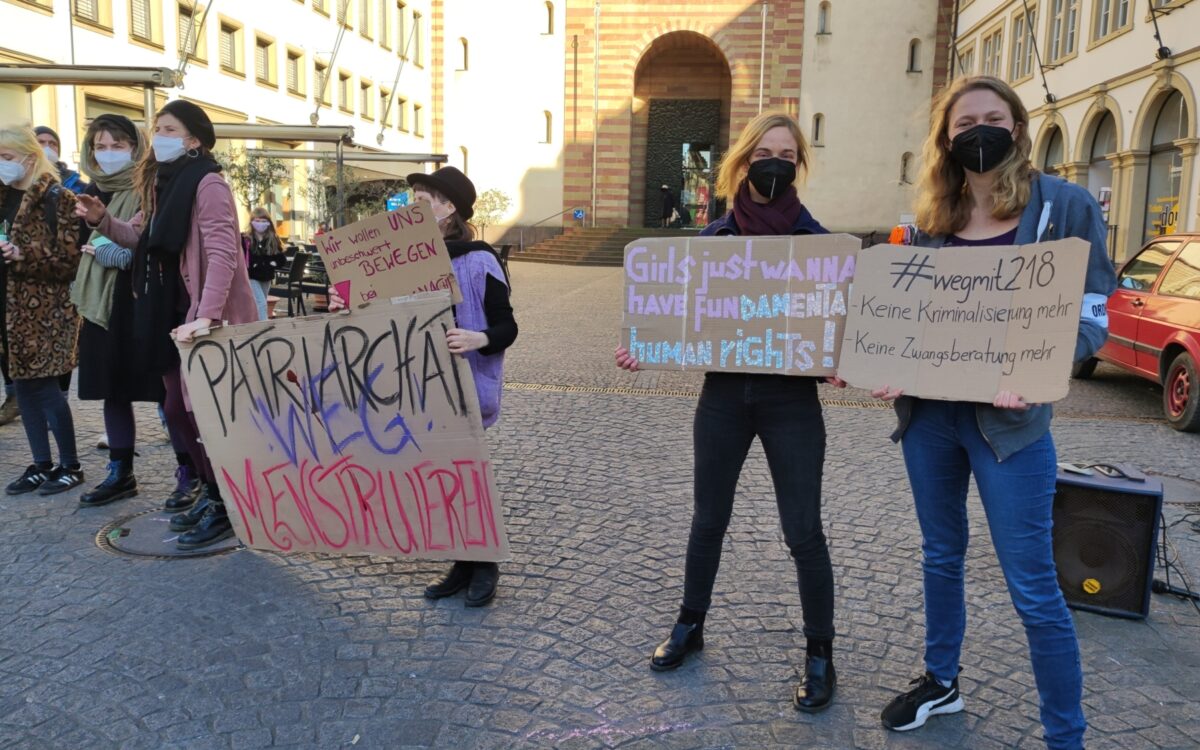 Frauen bei einer Menschenkette am Weltfrauentag in der Innenstadt Frauen bei einer Menschenkette am Weltfrauentag in der Innenstadt
