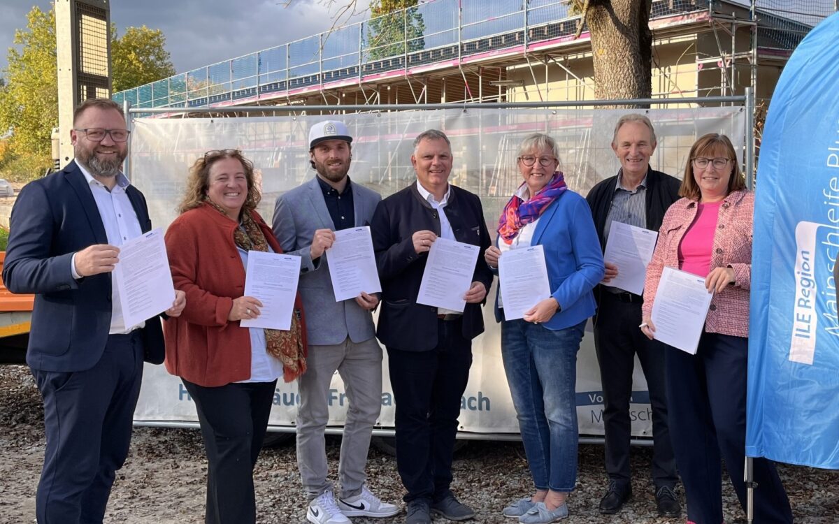 Sechs Gemeinderäte unterzeichnen einen Kooperationsvertrag zur finanziellen Unterstützung des Freibads Volkach Sechs Gemeinderäte unterzeichnen einen Kooperationsvertrag zur finanziellen Unterstützung des Freibads Volkach