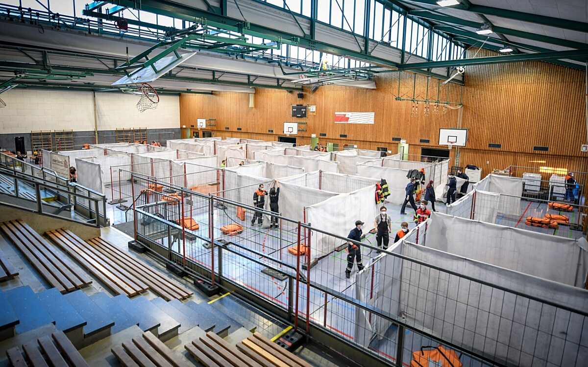 Freiwillige Helfer beim Aufbau der Notunterkunft in der Main Spessart Halle Freiwillige Helfer beim Aufbau der Notunterkunft in der Main Spessart Halle