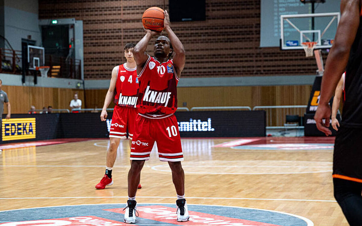 Freiwurf O´Showen Williams Spieler Wuerzburg Baskets Freiwurf O´Showen Williams Spieler Wuerzburg Baskets