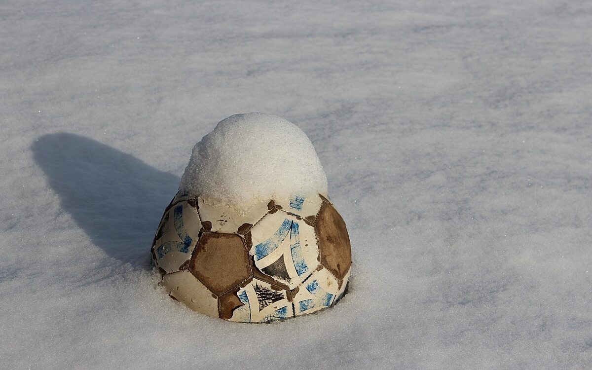Ein Fußball im Schnee Ein Fußball im Schnee
