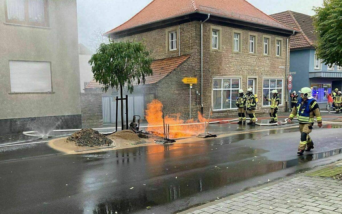 Stichflamme wegen kaputter Gasleitung in Wiesentheid Stichflamme wegen kaputter Gasleitung in Wiesentheid