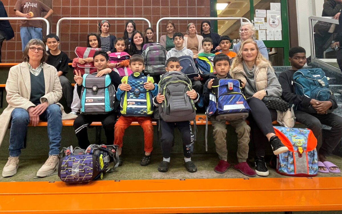 Geflüchtete Kinder bekommen Büchertaschen Geflüchtete Kinder bekommen Büchertaschen