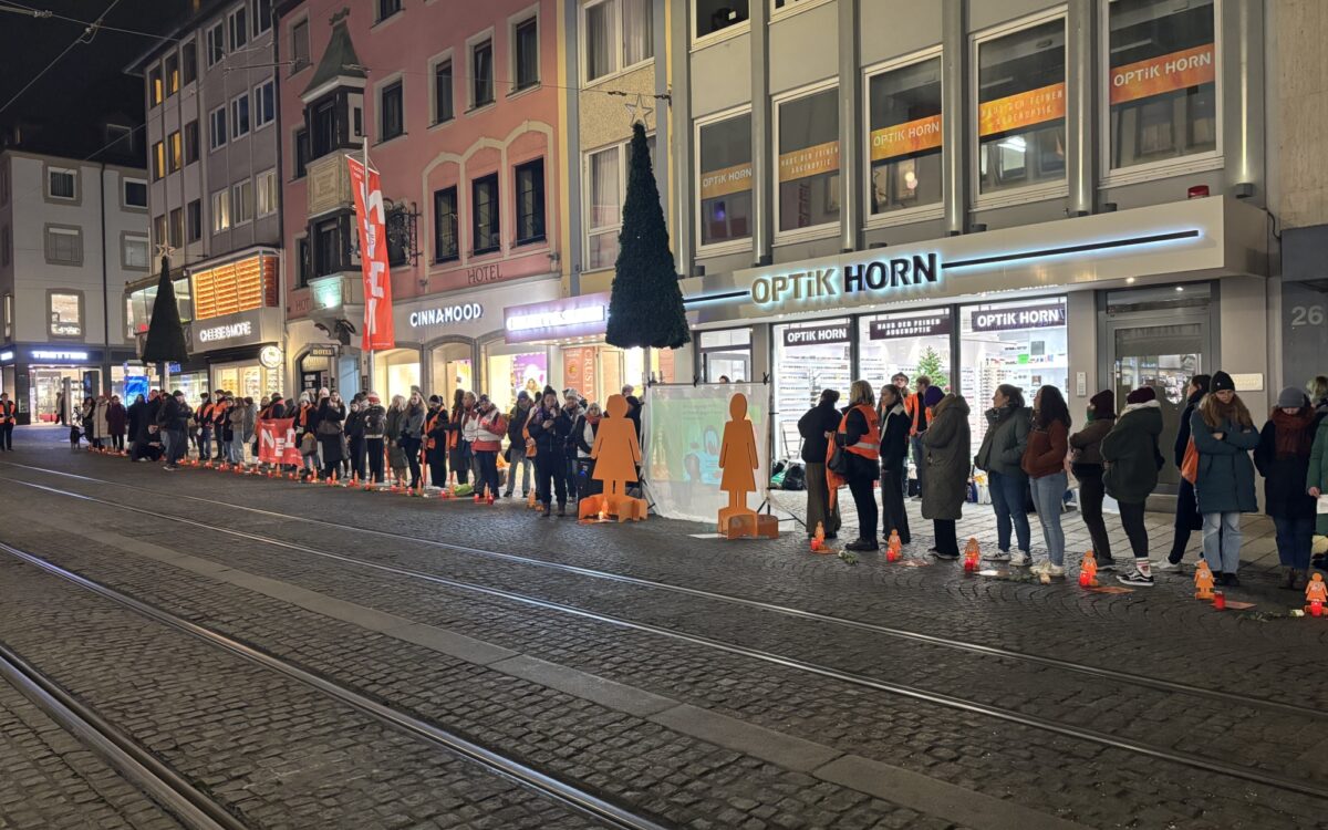 Gewalt an Frauen Menschenkette in Wuerzburg