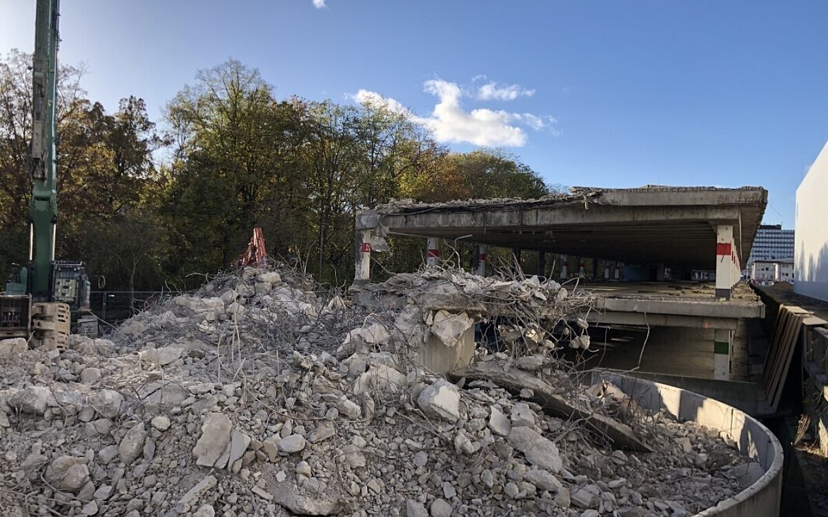 Das alte Quellenbachparkhaus wird abgerissen am Hauptbahnhof Das alte Quellenbachparkhaus wird abgerissen am Hauptbahnhof