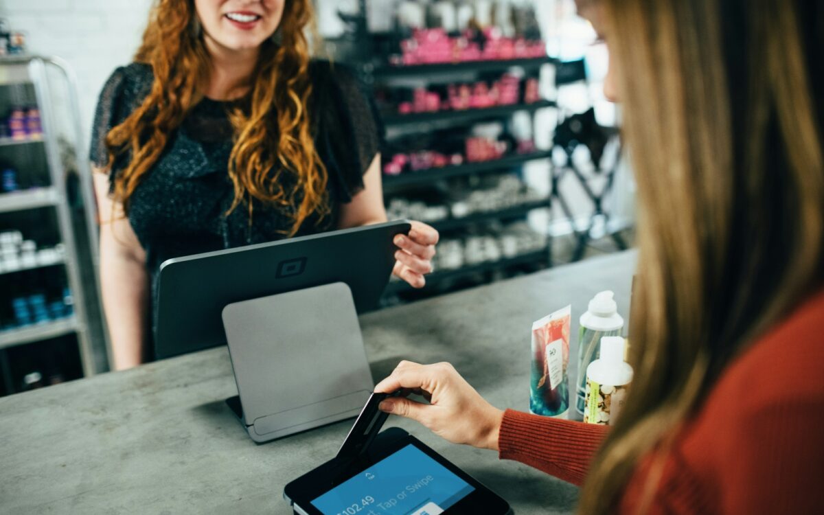 Im Geschäft mit Karte zahlen Laden Im Geschäft mit Karte zahlen Laden