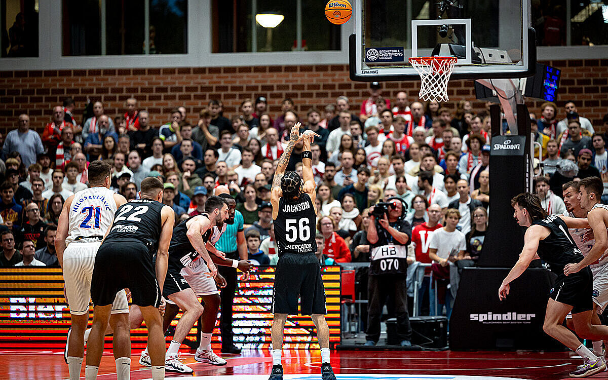 Jhivvan Jackson Spieler Fit One Wuerzburg Baskets Freiwurf Heimspiel Jhivvan Jackson Spieler Fit One Wuerzburg Baskets Freiwurf Heimspiel