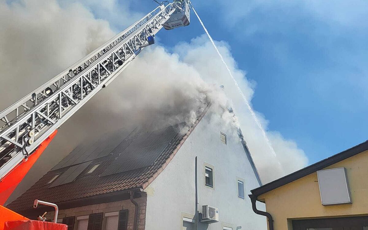 Jonas Wirth Feuerwehr Stadt Kitzingen Hausbrand Kitzingen 100623 2 Jonas Wirth Feuerwehr Stadt Kitzingen Hausbrand Kitzingen 100623 2