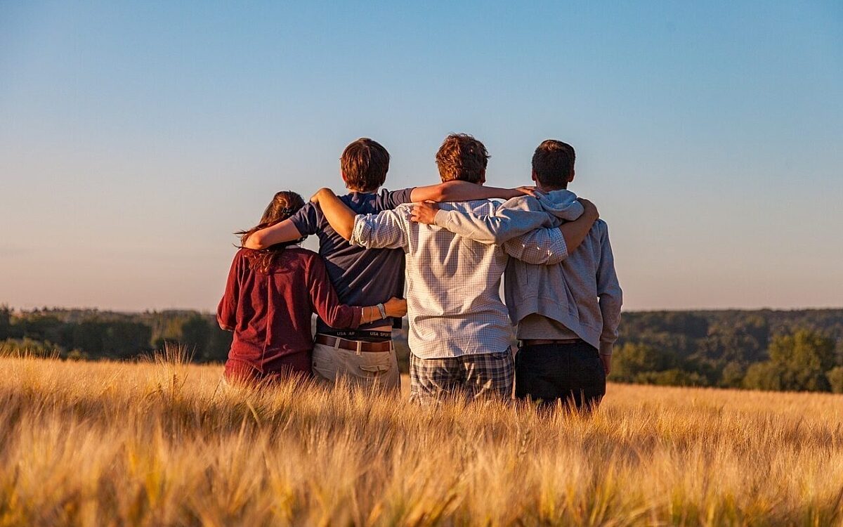 Jugendliche Teenager auf einem Feld