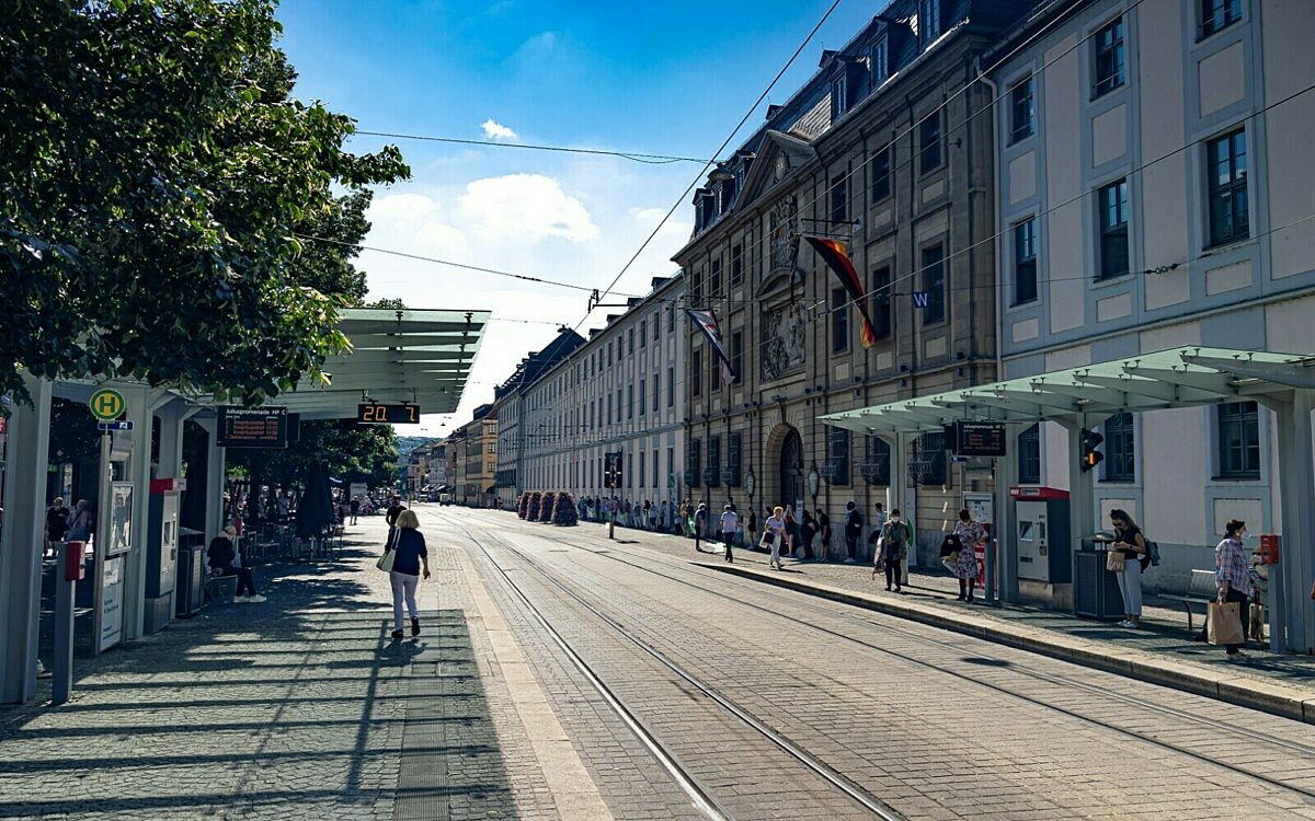 Juliuspromenade Würzburg mit Haltestelle und Fußgängern Juliuspromenade Würzburg mit Haltestelle und Fußgängern