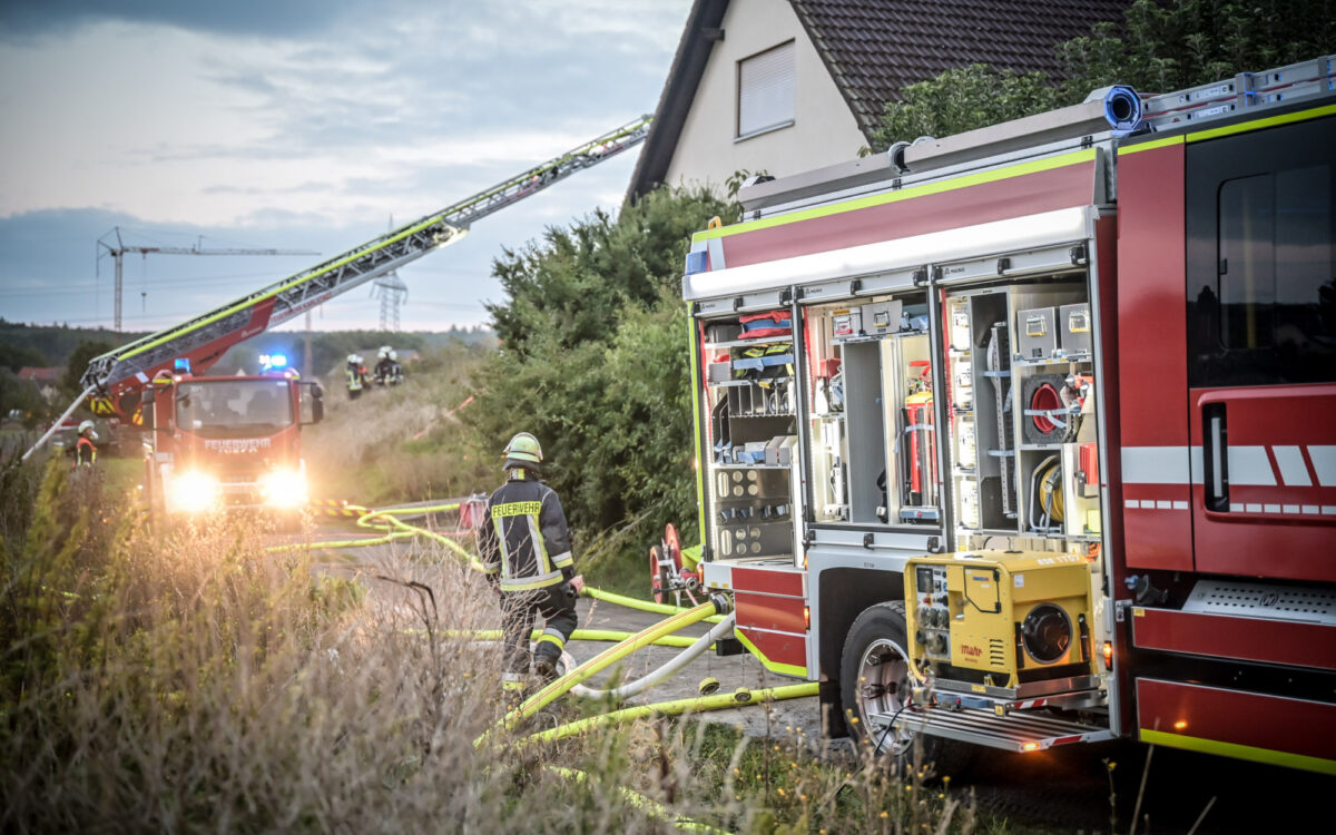 Karlstadt Wiesenfeld Grossbrand Feuerwehreinsatz Karlstadt Wiesenfeld Grossbrand Feuerwehreinsatz