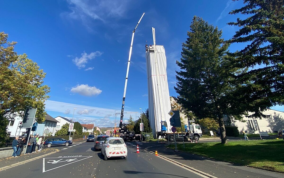 Karlstadt verhuellter Kirchturm Pfarrkirche Zur Heiligen Familie Karlstadt verhuellter Kirchturm Pfarrkirche Zur Heiligen Familie