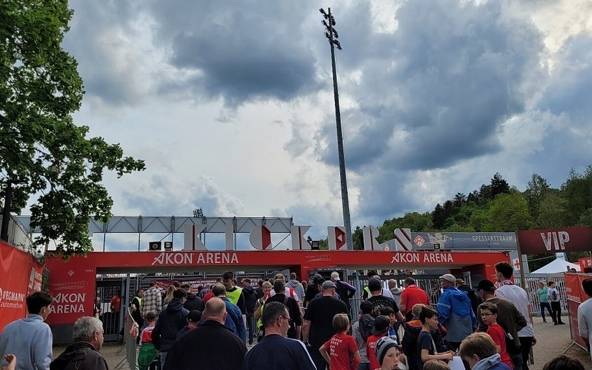 Kickers Fans vorm Stadion Akon Arena Kickers Fans vorm Stadion Akon Arena