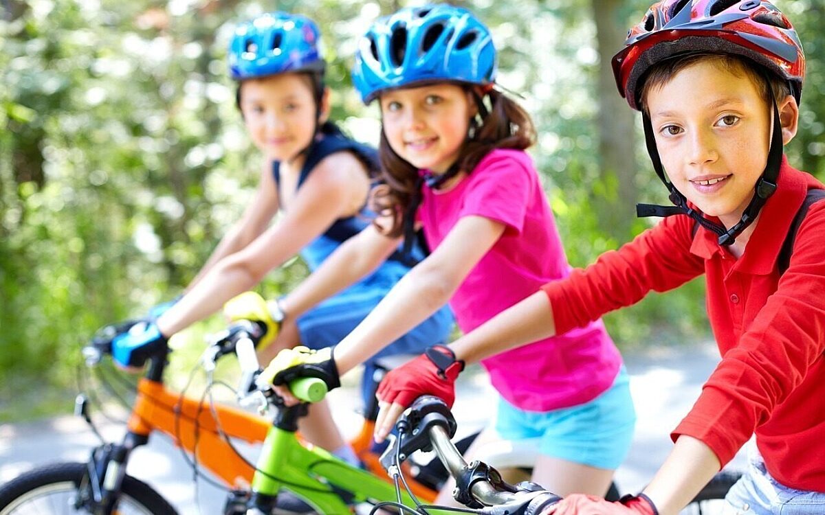 Kinder auf Fahrrädern Kinder auf Fahrrädern