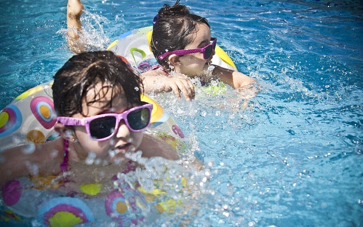 Kinder im Freibad Schwimmbad Kinder im Freibad Schwimmbad