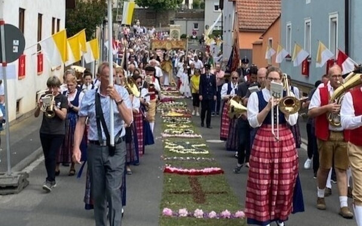 Kuernach Fronleichnam Blumenteppich 1 Kuernach Fronleichnam Blumenteppich 1