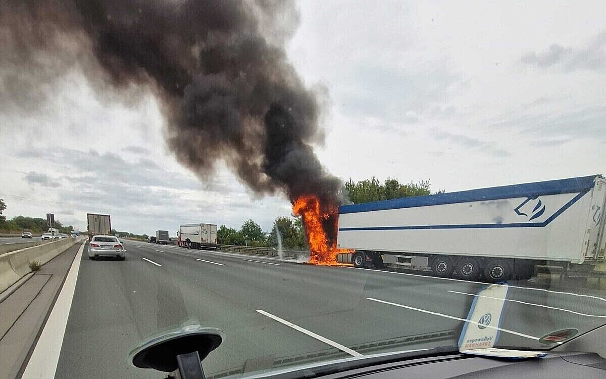LKW auf der A3 in Vollbrand LKW auf der A3 in Vollbrand