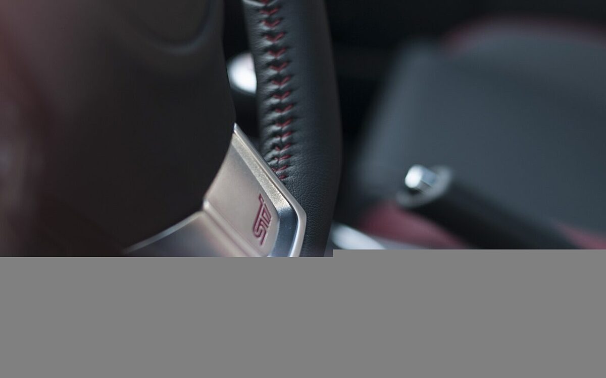 Lenkrad und Handbremse in einem Auto Lenkrad und Handbremse in einem Auto