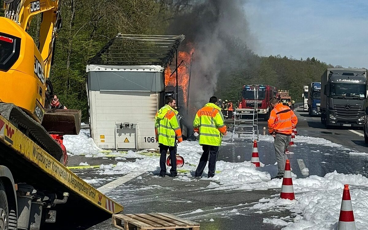 Lkw Anhänger brennt auf der A7 Lkw Anhänger brennt auf der A7