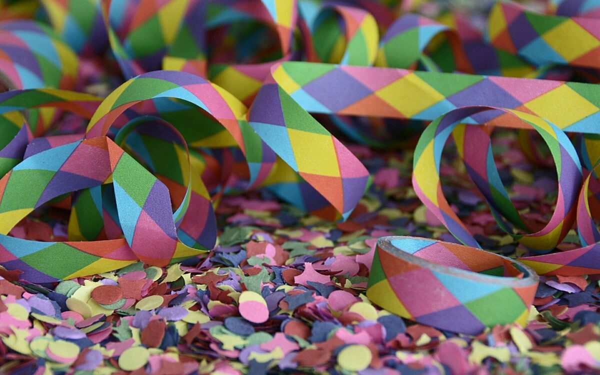 Luftschlangen und Konfetti an Fasching Luftschlangen und Konfetti an Fasching