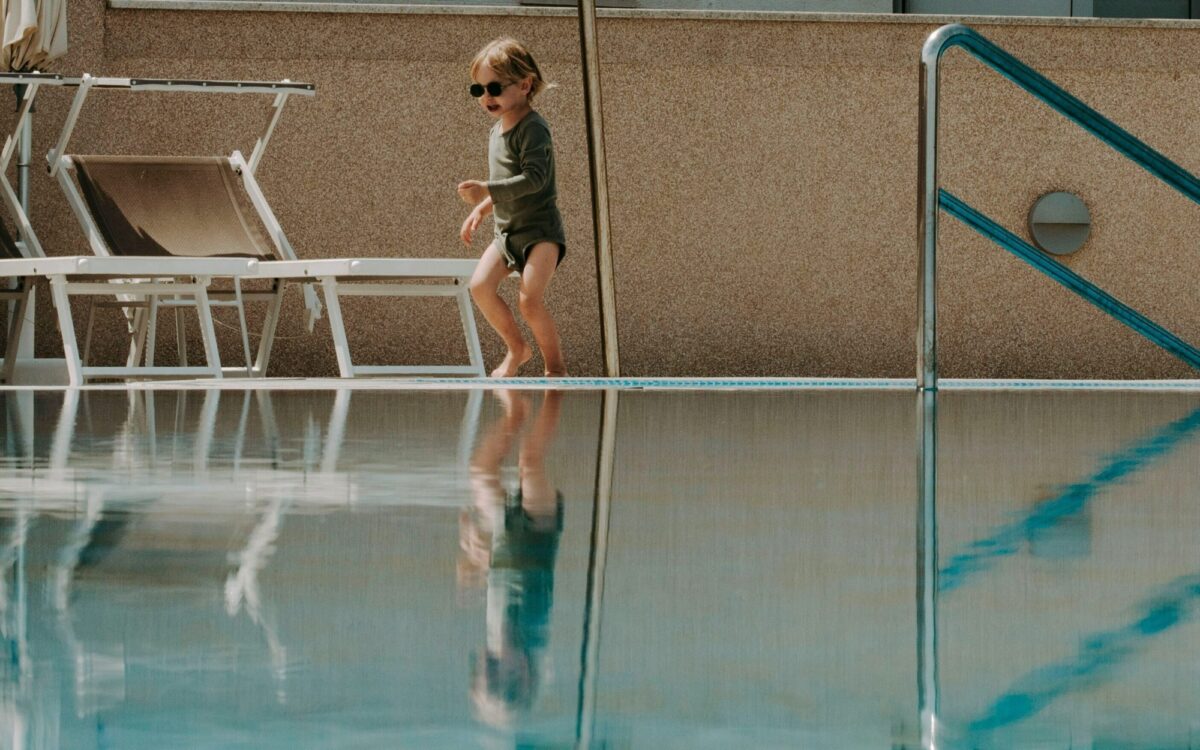 Mädchen im Schwimmbad Mädchen im Schwimmbad