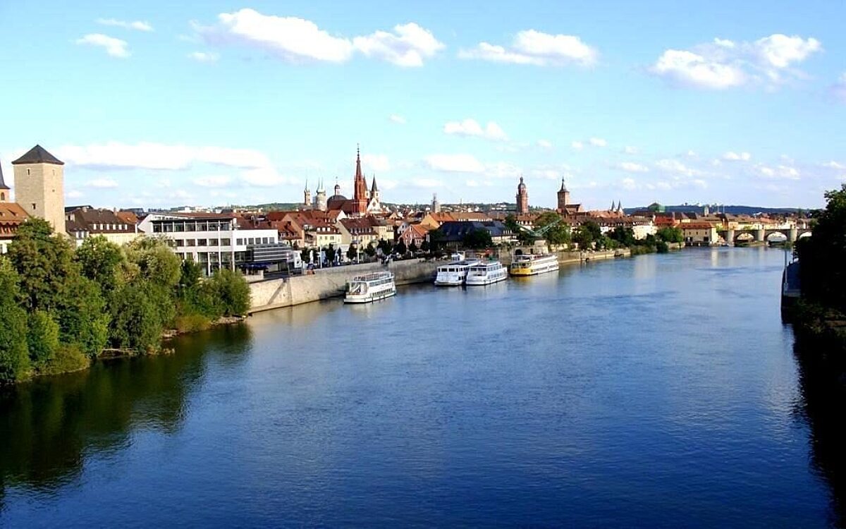 Main alter Kran Mainkai alte Mainbrücke Schiffe Main alter Kran Mainkai alte Mainbrücke Schiffe