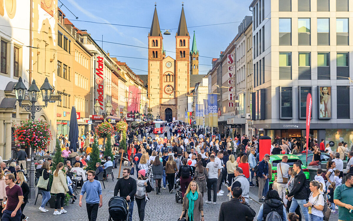 Mantelsonntag in der Würzburger Innenstadt Mantelsonntag in der Würzburger Innenstadt