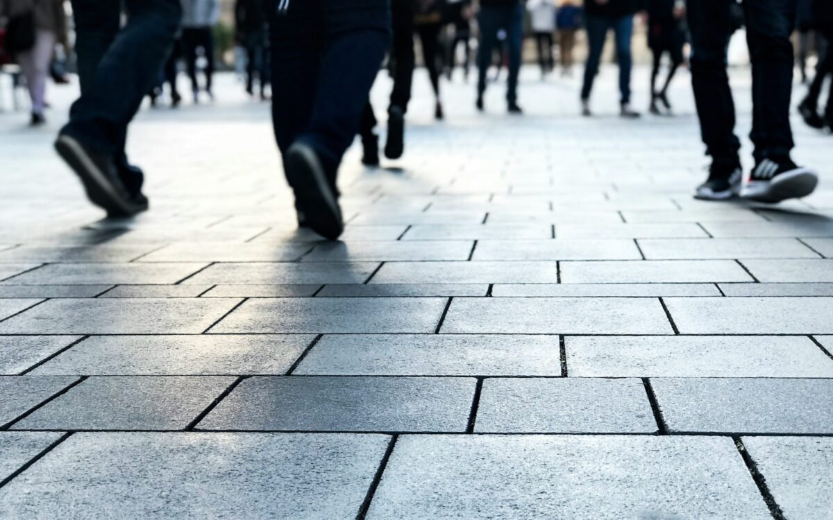 Menschen in einer Fußgängerzone Menschen in einer Fußgängerzone
