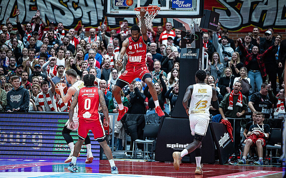 Nelson Phillips Spieler Fit One Wuerzburg Baskets Dunk gegen Ulm November 2024 Nelson Phillips Spieler Fit One Wuerzburg Baskets Dunk gegen Ulm November 2024