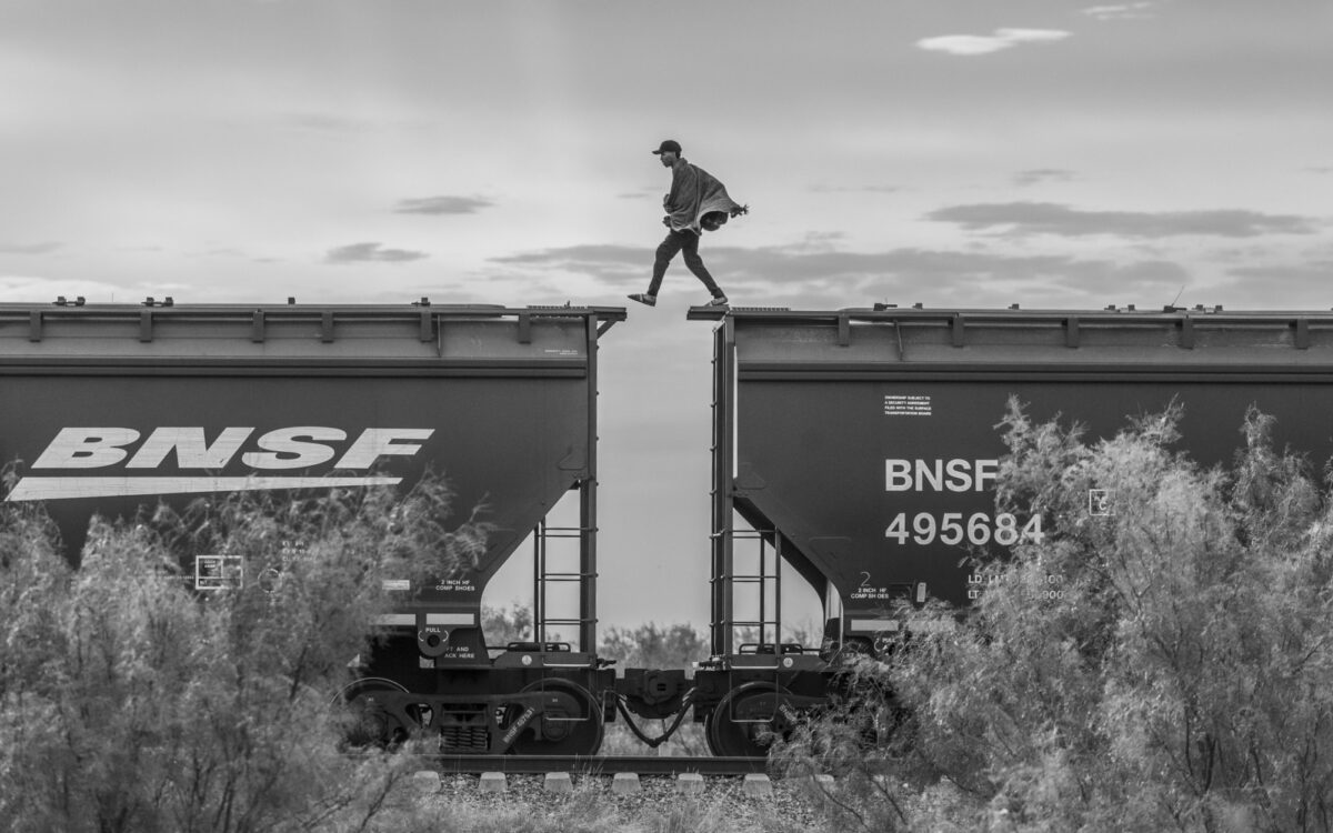 Ein Migrant läuft über das Wagondach eines Güterzuges in Mexiko Ein Migrant läuft über das Wagondach eines Güterzuges in Mexiko