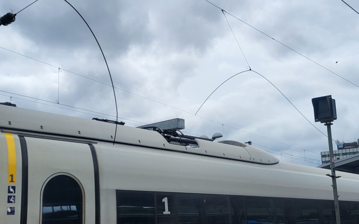 Ein ICE hat eine Oberleitung am Hauptbahnhof Würzburg beschädigt Ein ICE hat eine Oberleitung am Hauptbahnhof Würzburg beschädigt