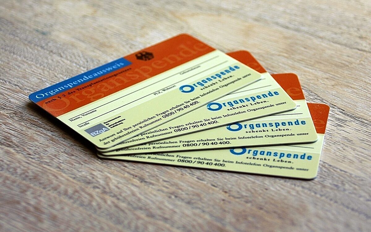 Organspendeausweise auf einem Tisch