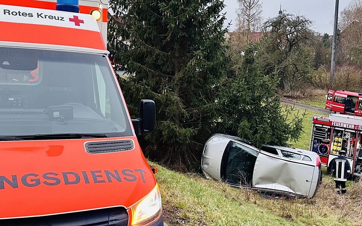 Pfarrweisach Unfall mit Pkw Boeschung hinabgeschleudert