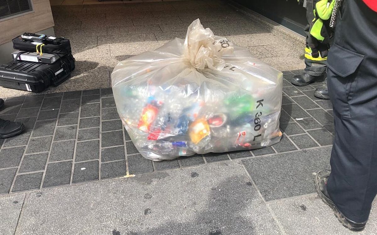 Ein Sack voll stinkender Pfandflaschen Ein Sack voll stinkender Pfandflaschen