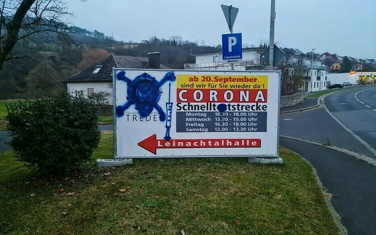 In Leinach wurden Plakate an der Corona-Teststrecke beschmiert In Leinach wurden Plakate an der Corona-Teststrecke beschmiert