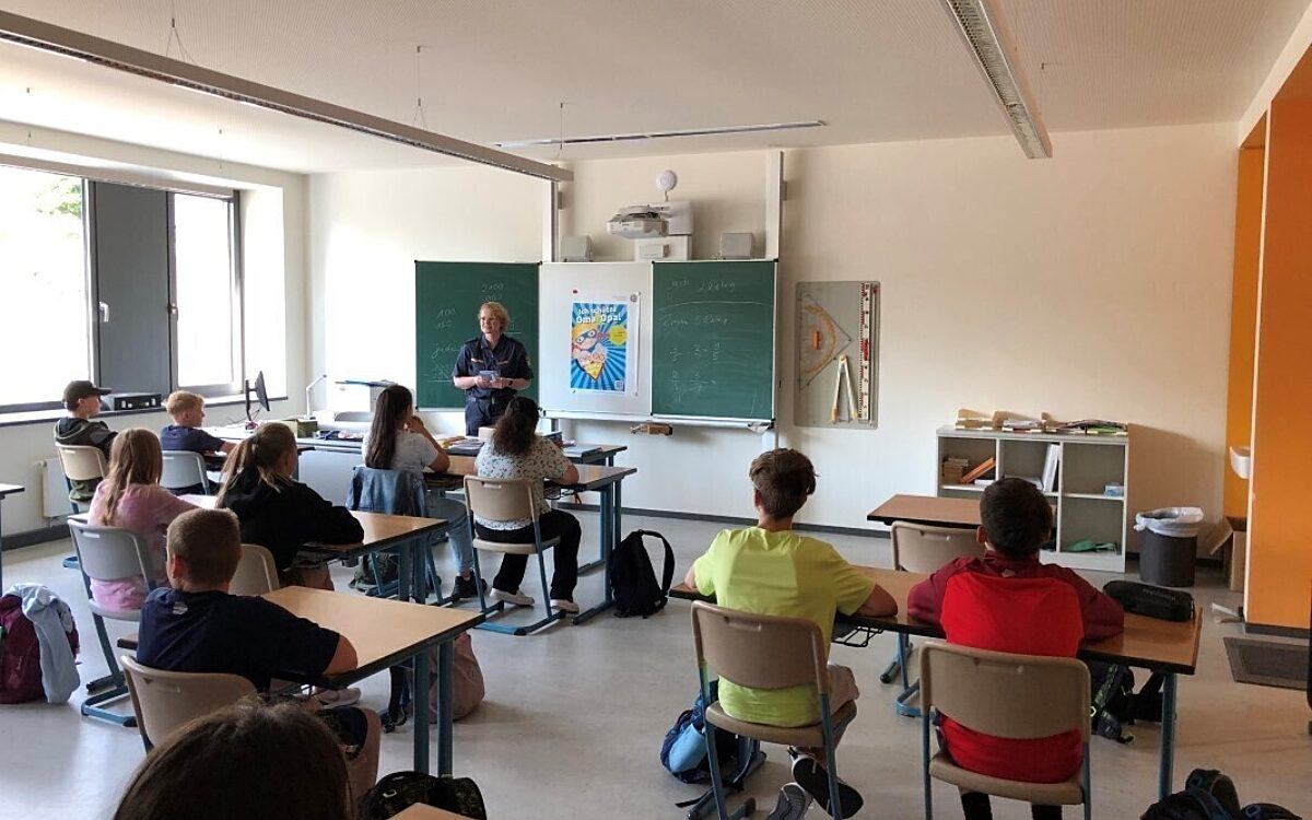 Polizistin Martin spricht vor der Schulklasse Polizistin Martin spricht vor der Schulklasse