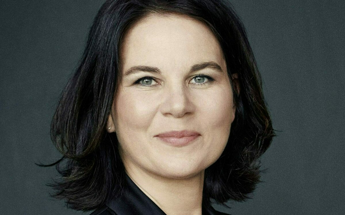 Annalena Baerbock vor einem grauen Hintergrund Annalena Baerbock vor einem grauen Hintergrund